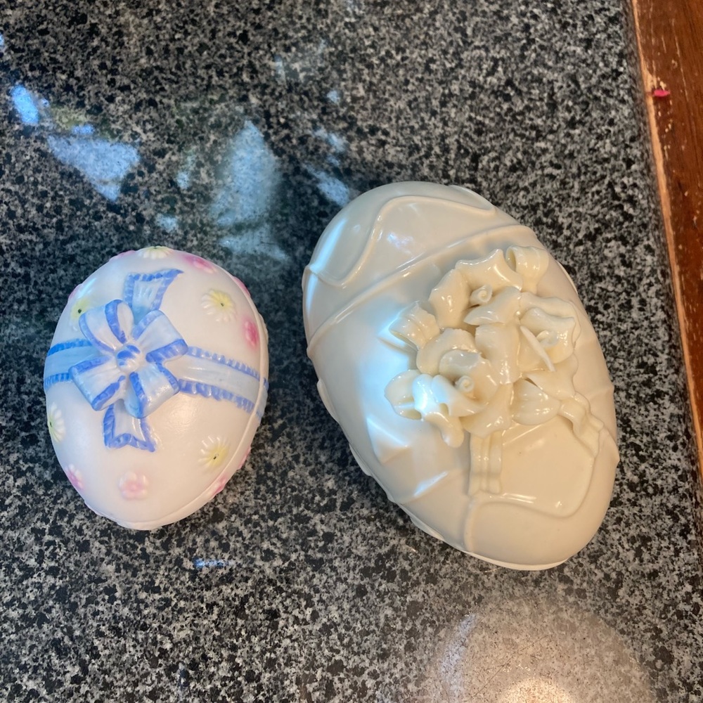 Porcelain egg trinket boxes decorations/ gift box! Easter decor includes two